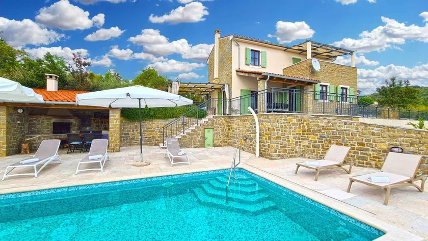 Fully equipped spacious holiday apartment with terrace, garden & private pool - Image 1