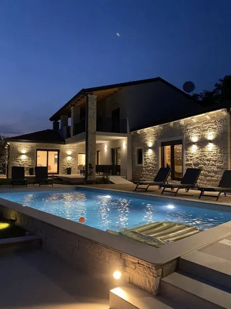 Holiday home with sauna, garden & terrace | Mountain view - Image 1