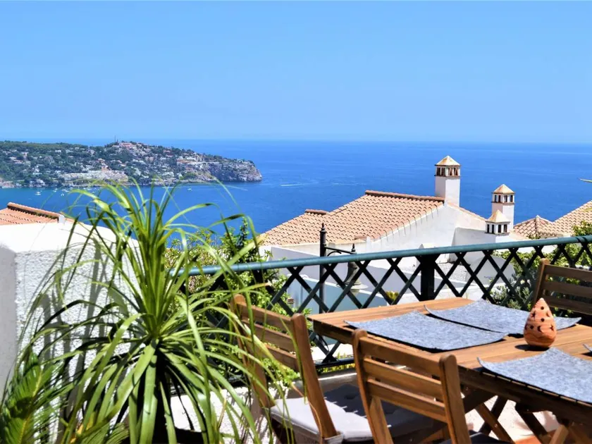 Charming holiday apartment with pool - Image 1
