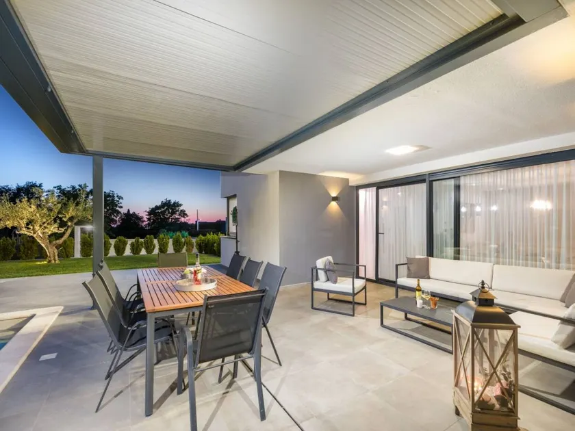 House with terrace, private pool & garden - Image 1