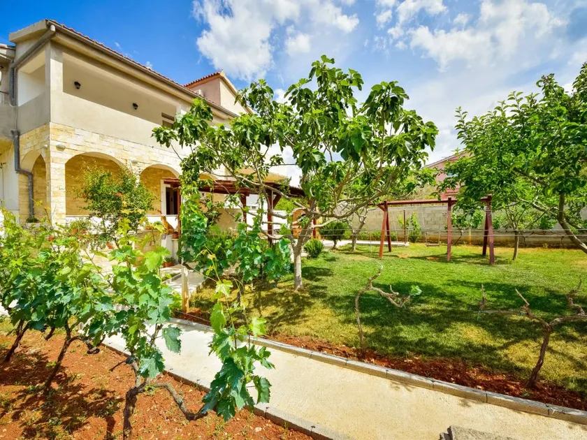 Nice flat with barbeque, garden & terrace - Image 1
