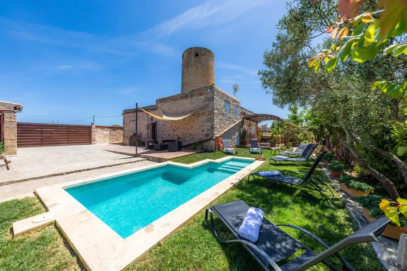 Fully equipped big house with BBQ, terrace & private pool | Garden view | Pets allowed - Image 1