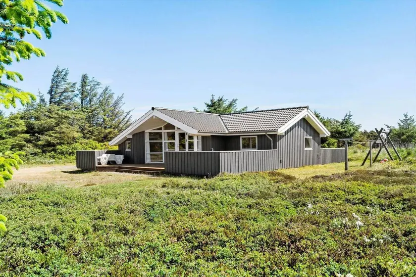 Fully equipped holiday home with barbecue & terrace - Image 1