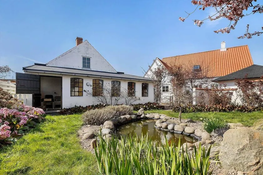 Holiday home with BBQ, garden & terrace | Sea view - Image 1