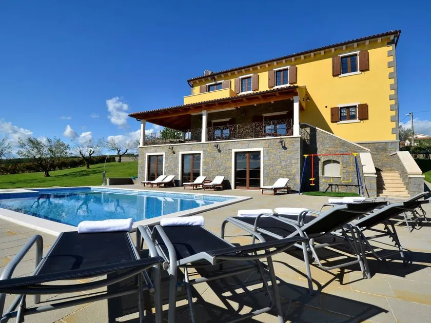 Villa with garden, terrace & pool - Image 1
