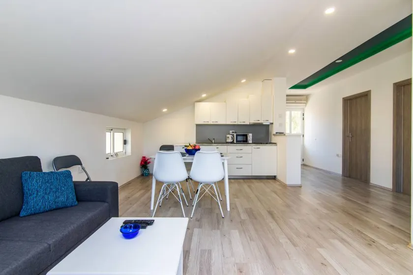 Flat with barbeque & garden | Garden view - Image 1