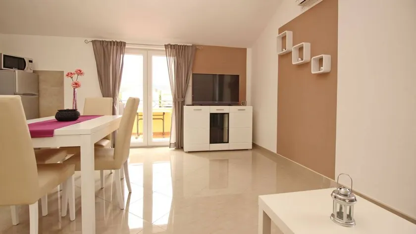 Flat with BBQ & pool - Image 1