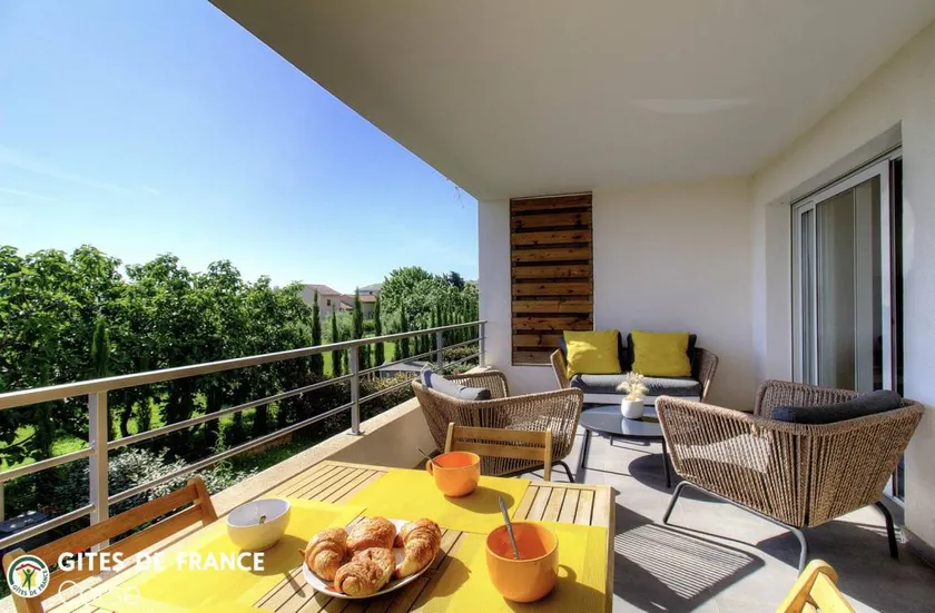 Gite with terrace & garden - Image 1