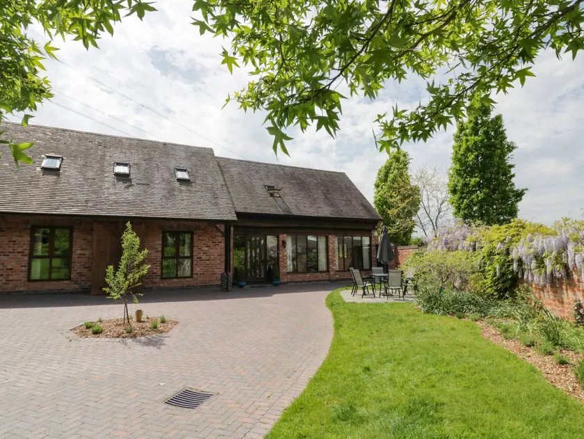 Family-oriented cottage with garden - Image 1