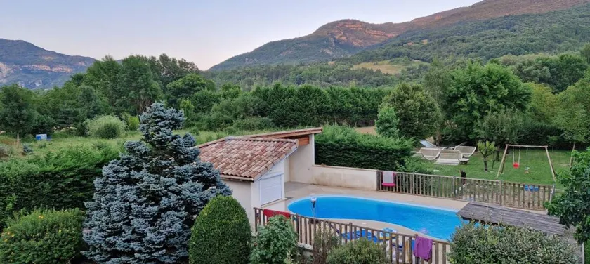 Cottage with BBQ, pool & terrace - Image 1