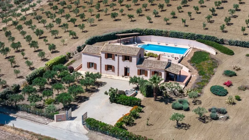 Villa with barbecue, terrace & private pool - Image 1