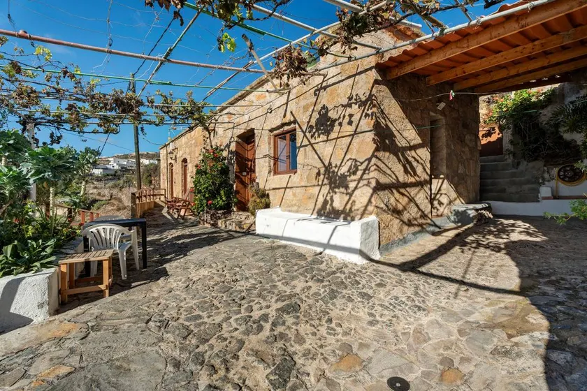 Holiday apartment with barbeque, terrace & garden | Garden view - Image 1