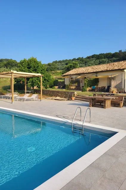 Flat with pool, barbecue & garden - Image 1