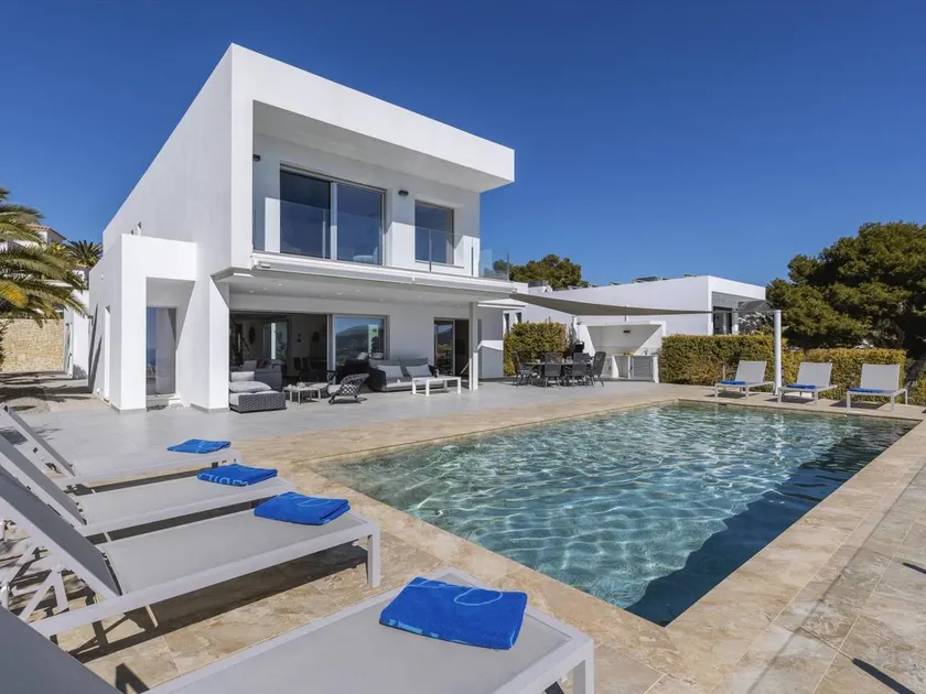 Villa with barbeque & private pool - Image 1