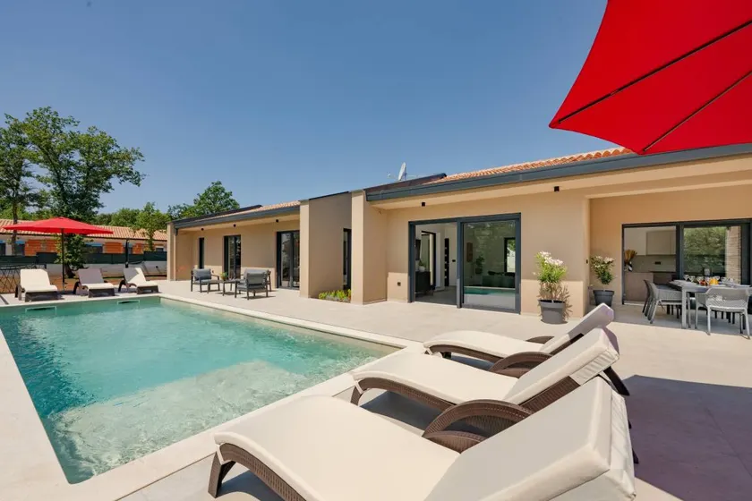 House with heated private pool on 1600 square meter plot - Image 1