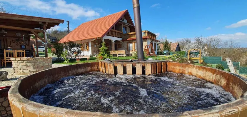 House with jacuzzi, terrace & garden - Image 1