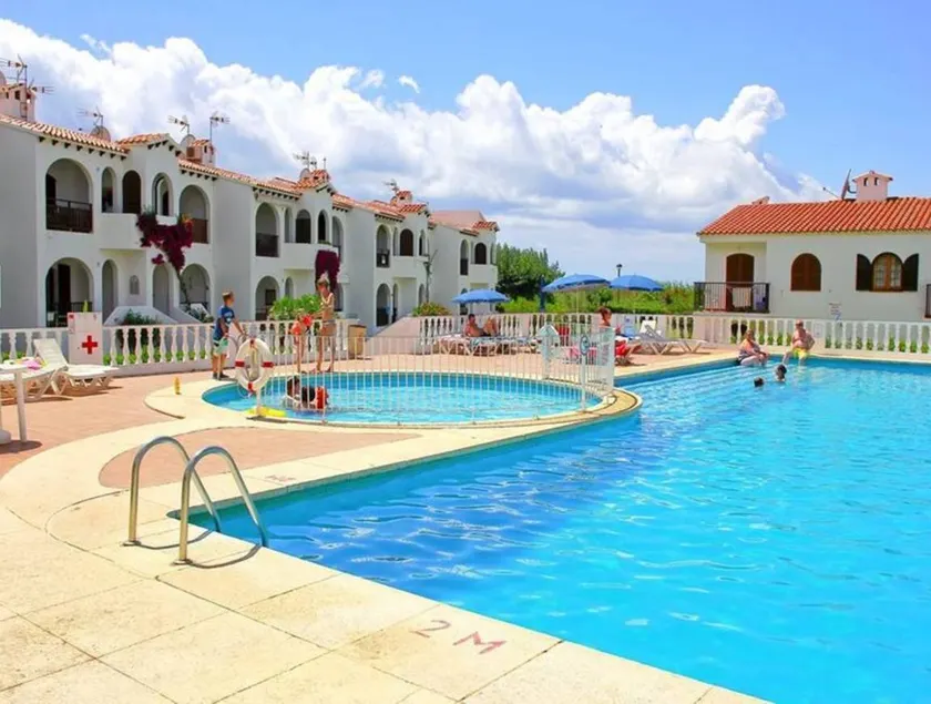 Appart'hôtel avec terrasse, piscine et jardin | Vue jardin - Image 1