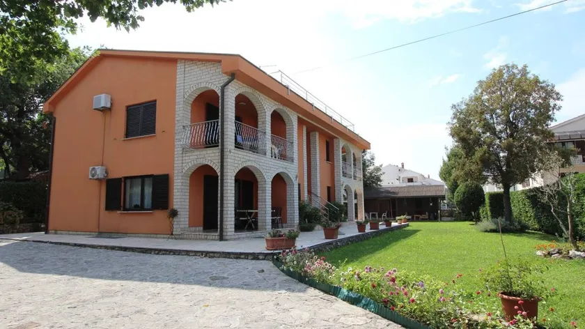 Flat with garden & terrace - Image 1
