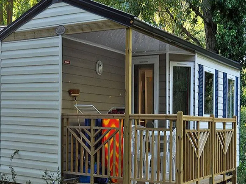 Mobile home with pool - Image 1