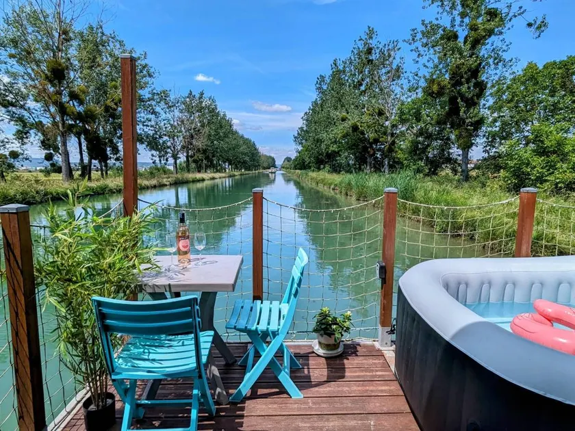 Cottage with hot tub - Image 1