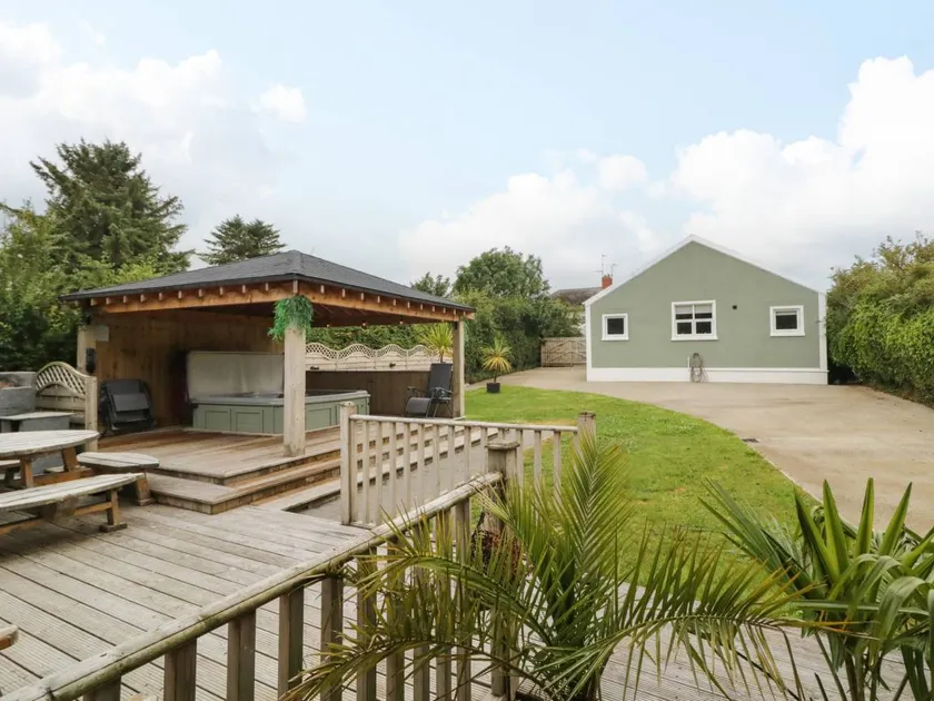 Cottage with jacuzzi, barbeque & garden - Image 1
