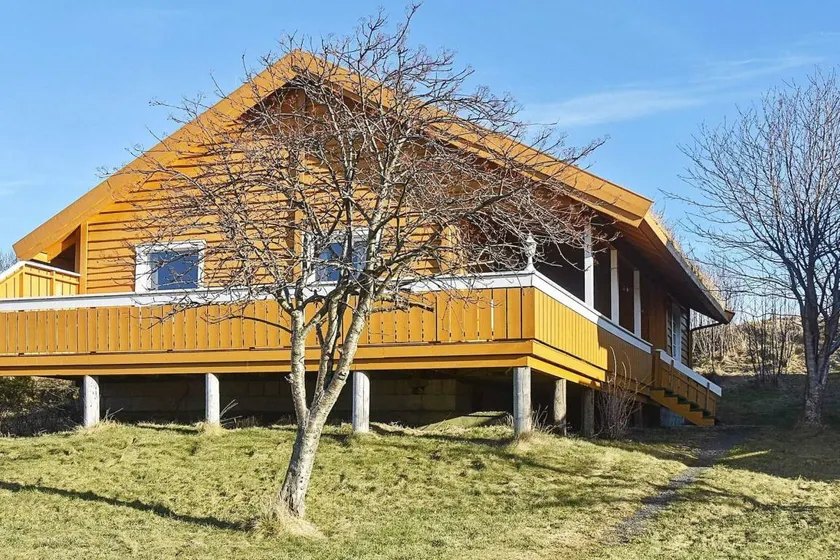 Holiday home with terrace & garden | Water view - Image 1