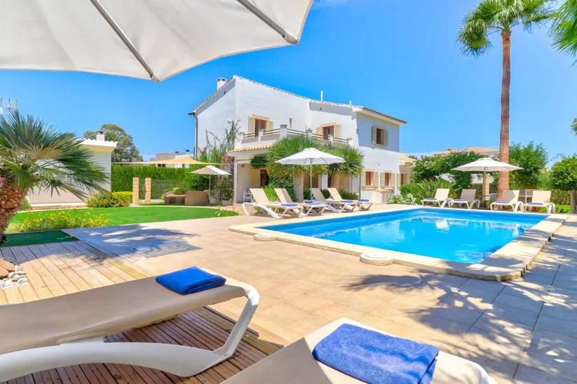 Villa with BBQ, private pool & garden - Image 1