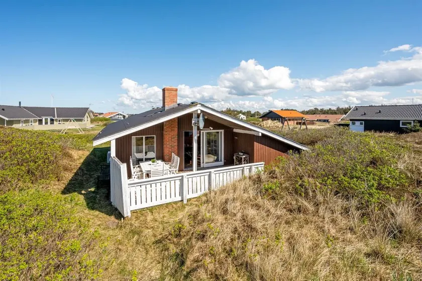 Holiday home with terrace - Image 1