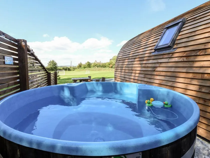 Cottage with hot tub & garden - Image 1