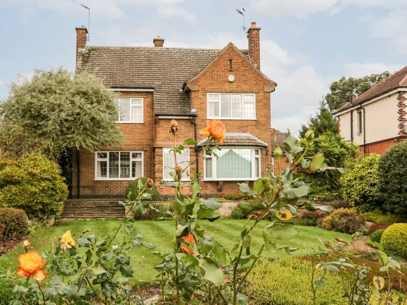 Cottage with garden - Image 1
