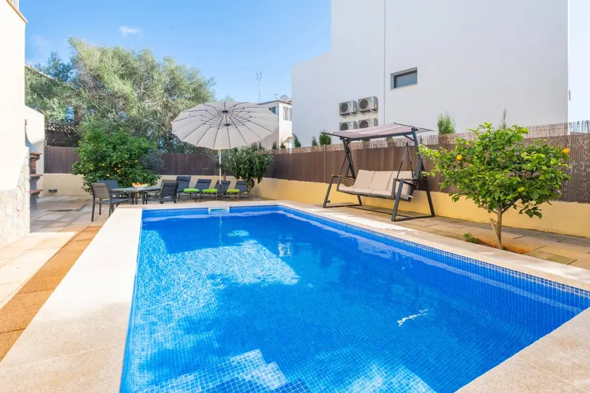 Child-friendly big villa with barbeque, garden & private pool - Image 1