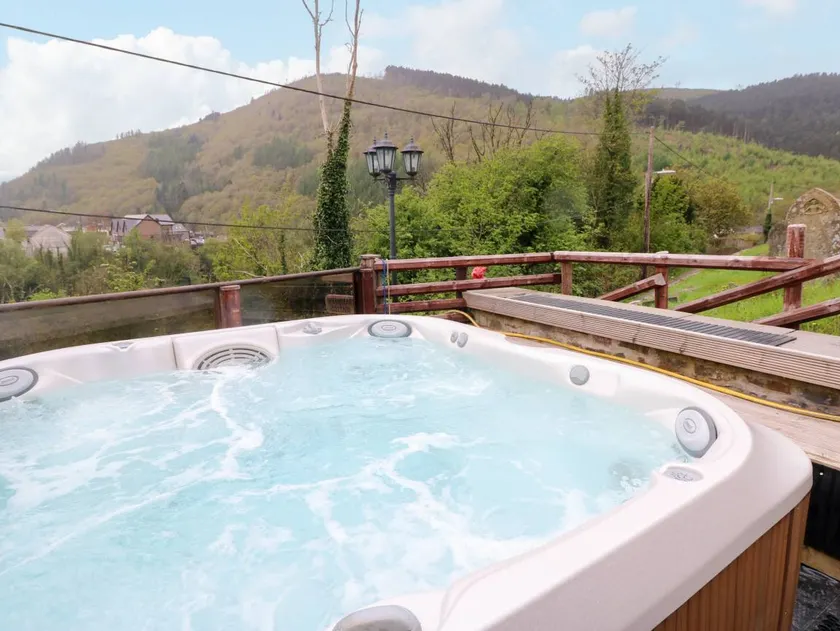 Cottage with garden & hot tub - Image 1