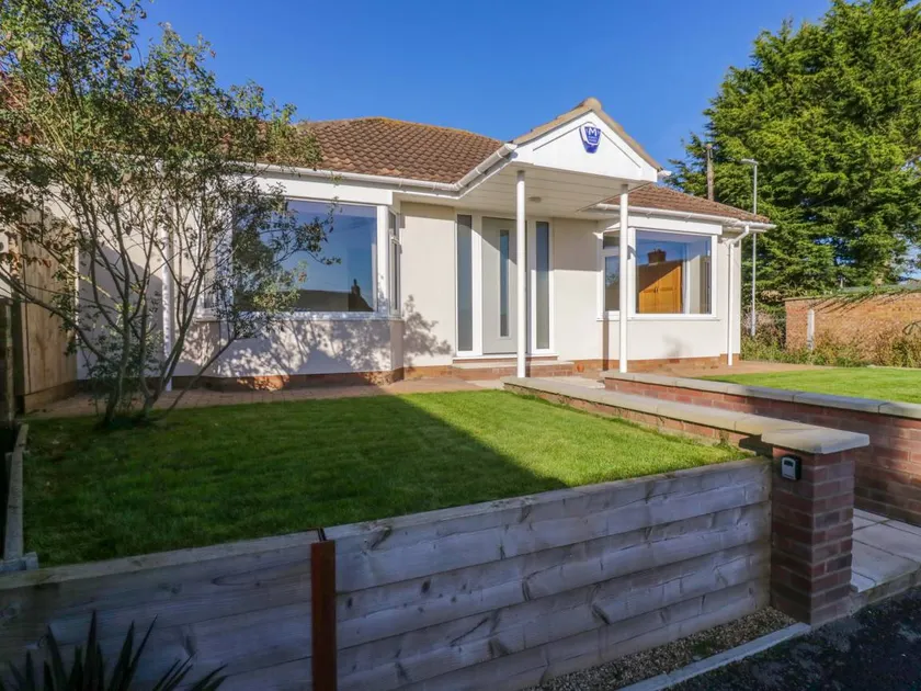 Cottage with garden - Image 1