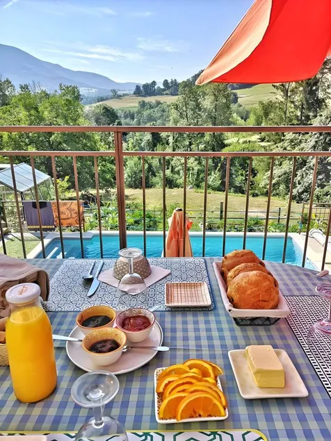 'Noisette' Guest Room with Mountain View, Shared Pool and Wi-Fi - Image 1