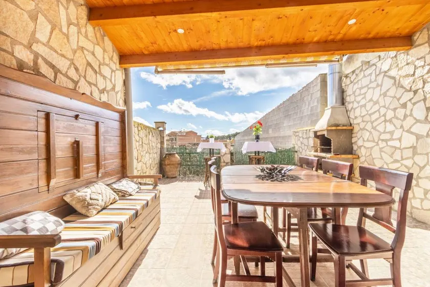 Holiday home with barbecue, garden & terrace | Mountain view | Perfect for remote work - Image 1
