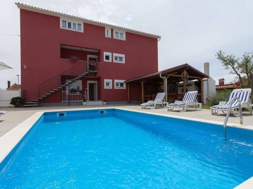 Casa vacacional con barbacoa, jardín y piscina privada | Vistas a la naturaleza - Image 1