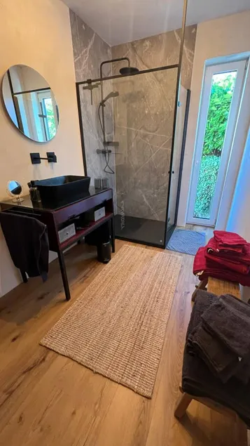 Appartamento con terrazza, piscina e giardino - Image 1