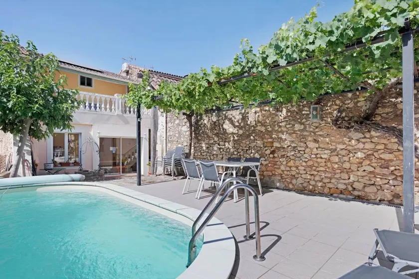 Charming bed & breakfast with garden, pool & terrace - Image 1