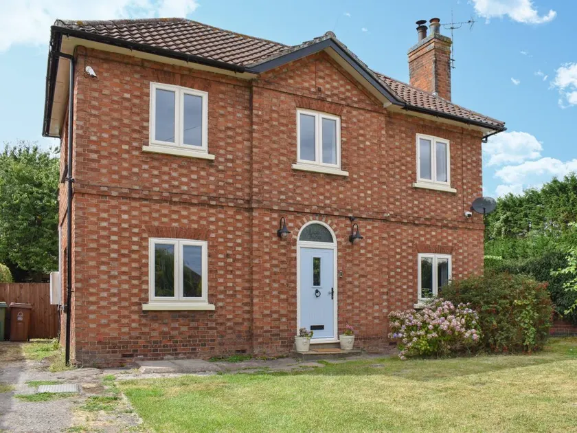 Child-friendly lovely cottage with BBQ & garden | Pets allowed - Image 1