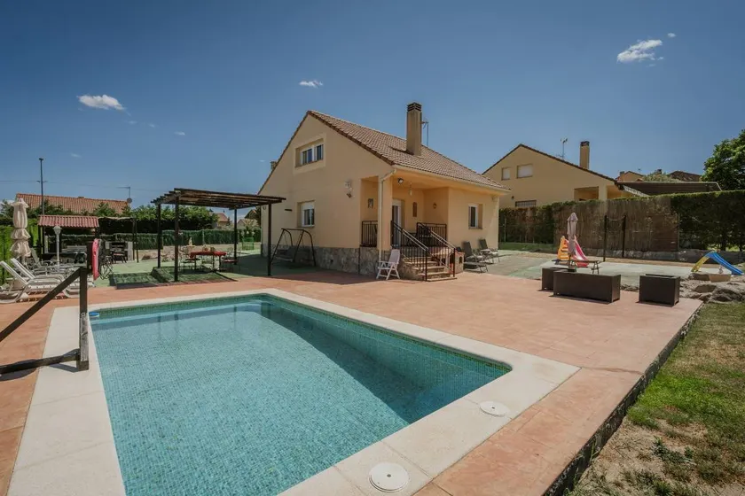 Children-friendly holiday home with garden, barbecue & pool | Garden view | Dogs allowed - Image 1