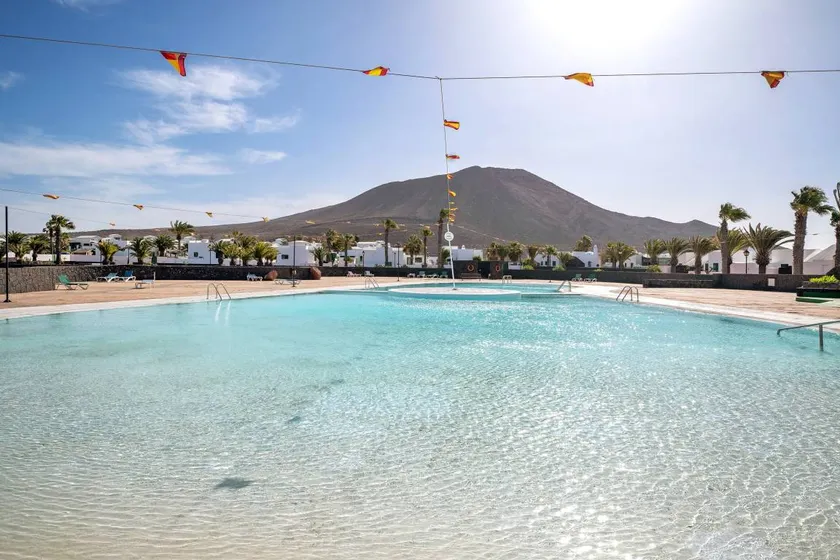 Studio with pool & terrace | Mountain view | Suitable for remote work - Image 1