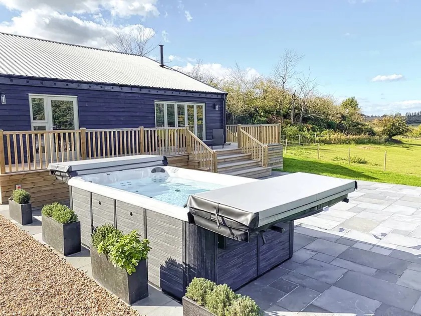 Cottage with garden, terrace & jacuzzi - Image 1
