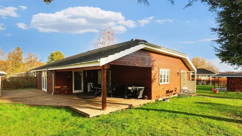 House with garden & terrace - Image 1