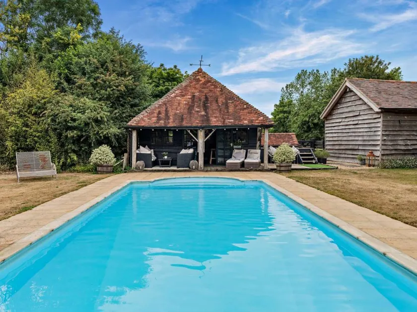 Cottage with pool & jacuzzi - Image 1