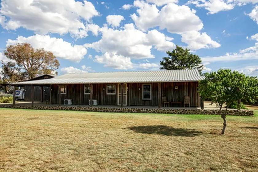 Luxurious Cabin Getaway with Spacious Veranda near Mudgee, New South Wales - Image 1