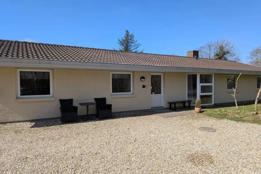 Holiday home with sauna, garden & pool - Image 1