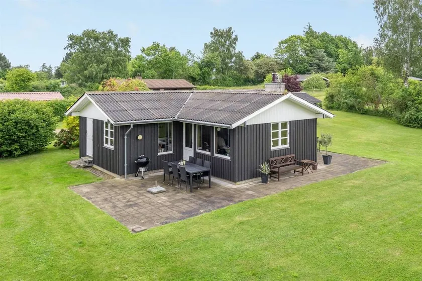 Holiday home with terrace - Image 1
