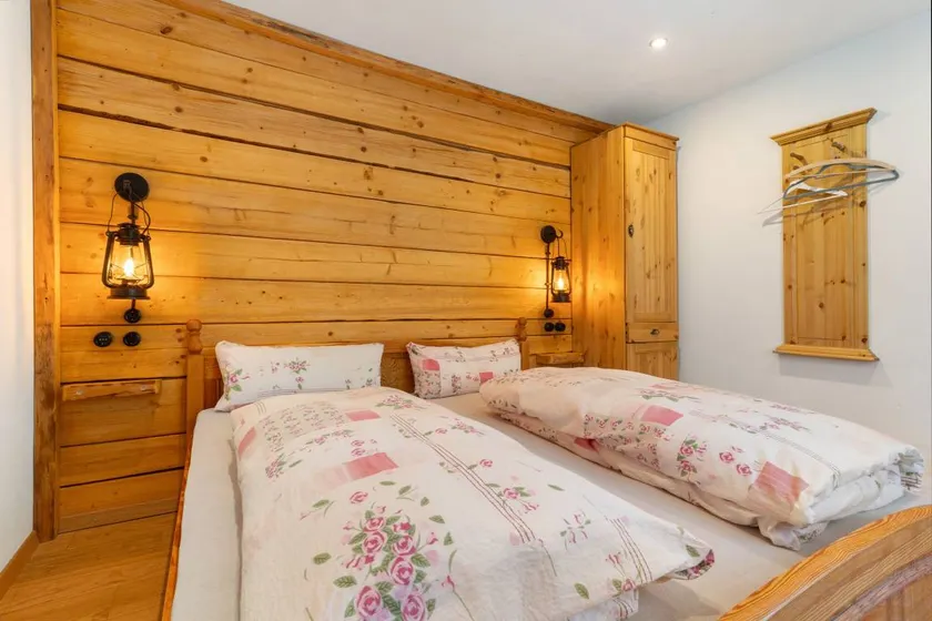 Apartamento vacacional con jardín, barbacoa y terraza | Vistas a la montaña - Image 1