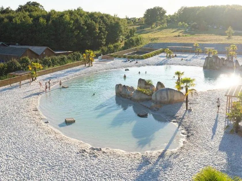 Location insolite avec piscine chauffée et terrasse - Image 1