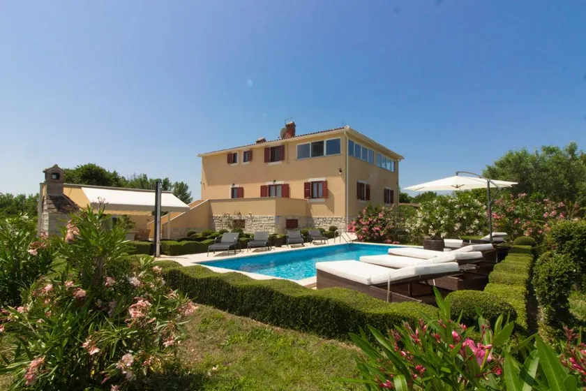 Big villa with terrace, BBQ & pool | Pets are welcome - Image 1